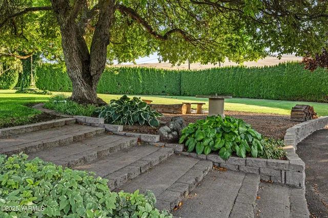 $680,000 | 2000 Konnowac Pass Road, Moxee, WA 98936