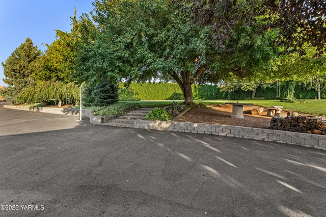 $680,000 | 2000 Konnowac Pass Road, Moxee, WA 98936