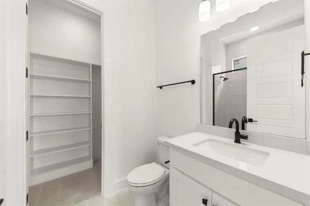 a view of empty room with a ceiling fan