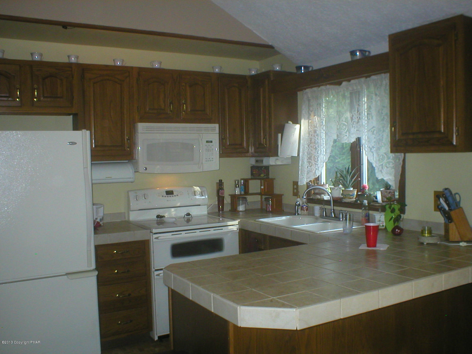 69 Yellow Run Road Jim Thorpe, PA 18229 - Photo 5 of 27 Kitchen with bar area