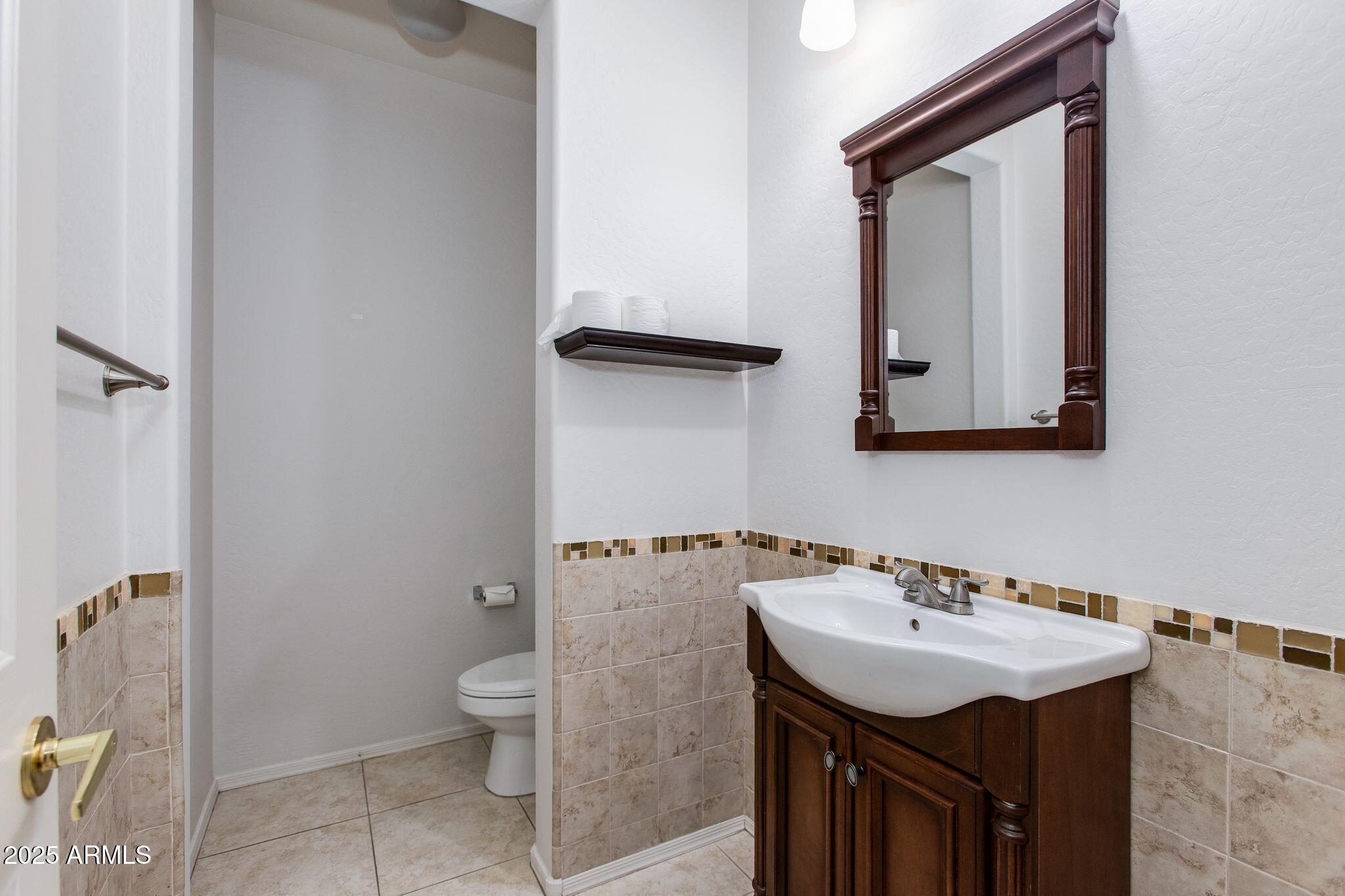 40332 North High Noon Way Phoenix, AZ 85086 - Photo 17 of 25 a bathroom with a sink toilet and mirror