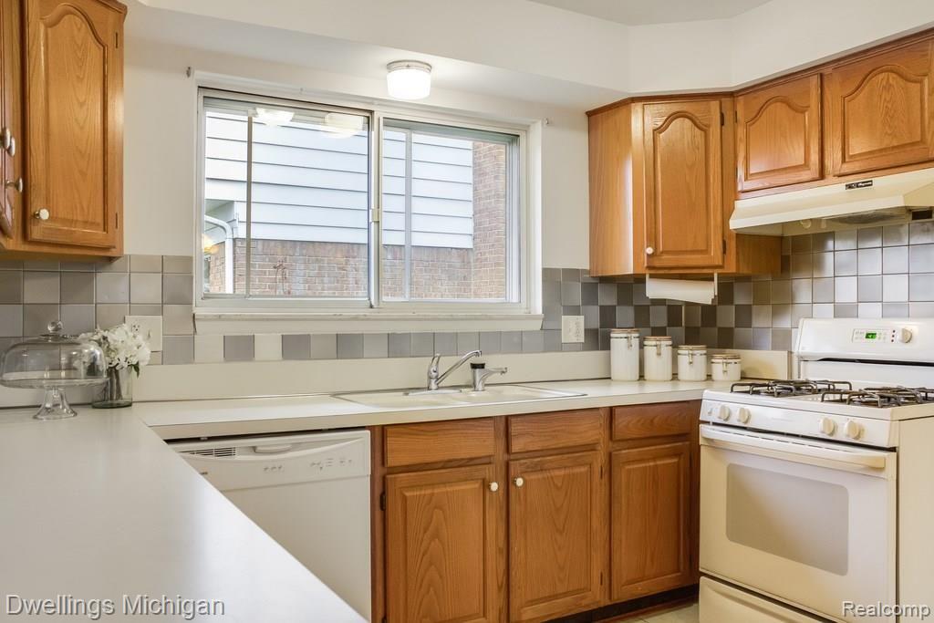 6058 Wedgewood Road Canton, MI 48187 - Photo 6 of 35 _MG_0238.jpg