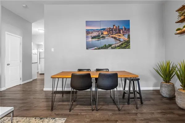 a view of a livingroom with furniture
