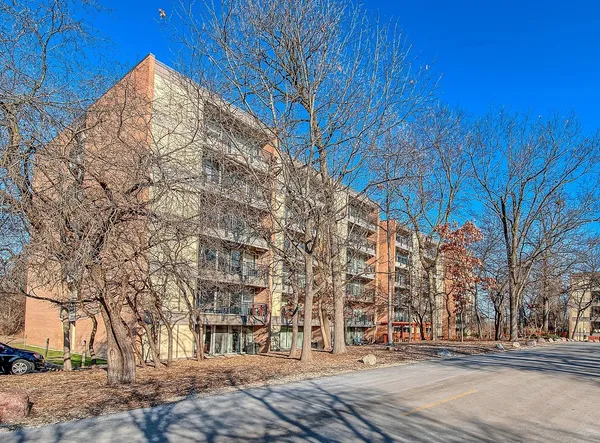 $184,500 | 6010 Oakwood Drive, Unit 1H, Lisle, IL 60532