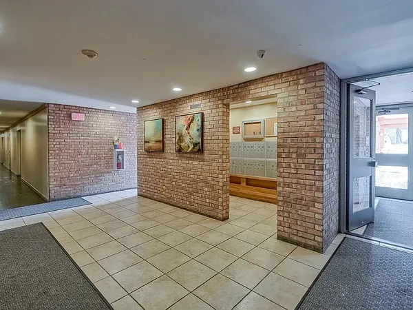 $184,500 | 6010 Oakwood Drive, Unit 1H, Lisle, IL 60532