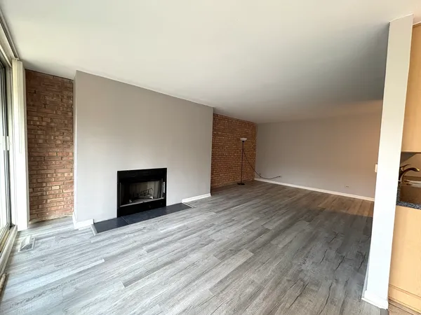 $184,500 | 6010 Oakwood Drive, Unit 1H, Lisle, IL 60532