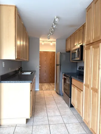 $184,500 | 6010 Oakwood Drive, Unit 1H, Lisle, IL 60532
