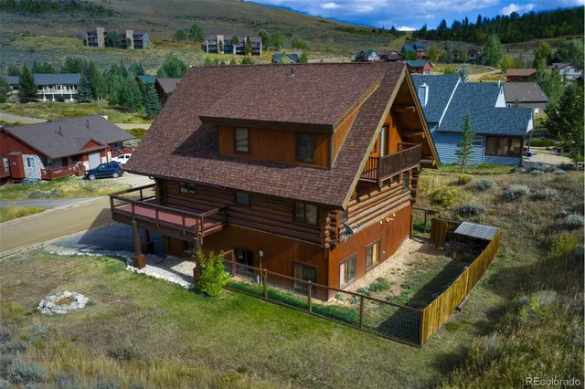 a view of residential houses with outdoor space