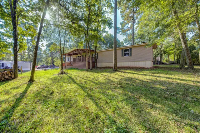 a view of a yard in front of house