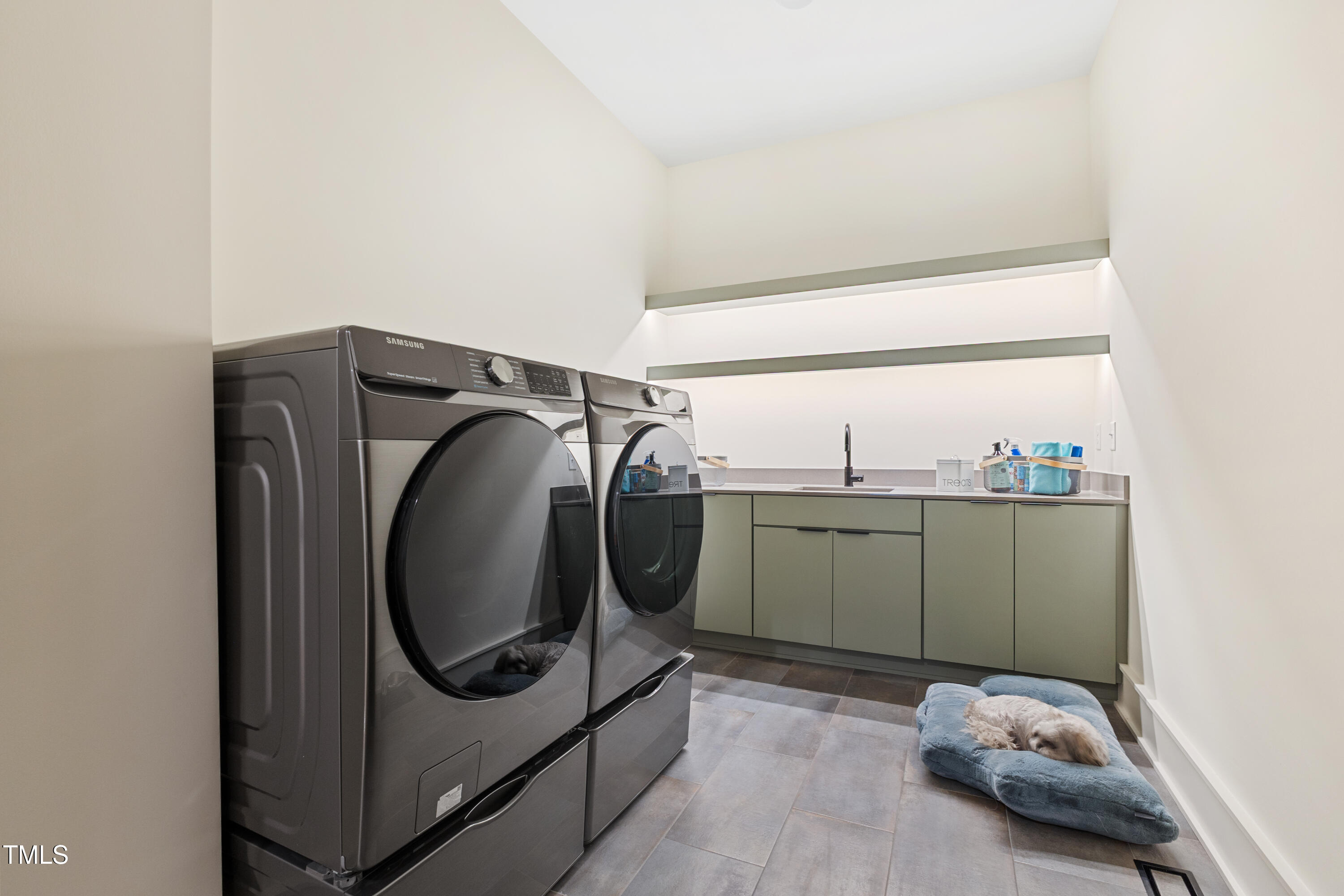 1625 Bruce Circle Raleigh, NC 27603 - Photo 27 of 63 a utility room with dryer and washer