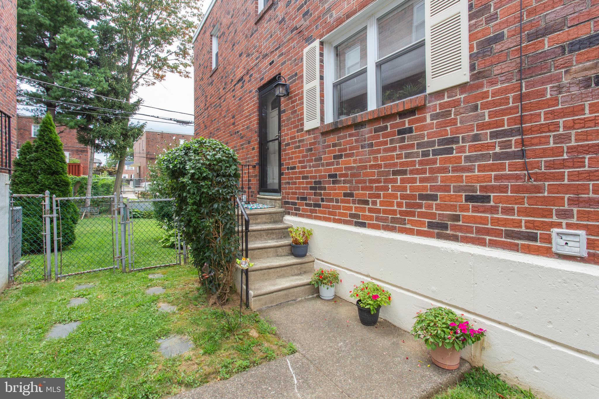1142 Surrey Road Philadelphia, PA 19115 - Photo 2 of 21 Entrance
