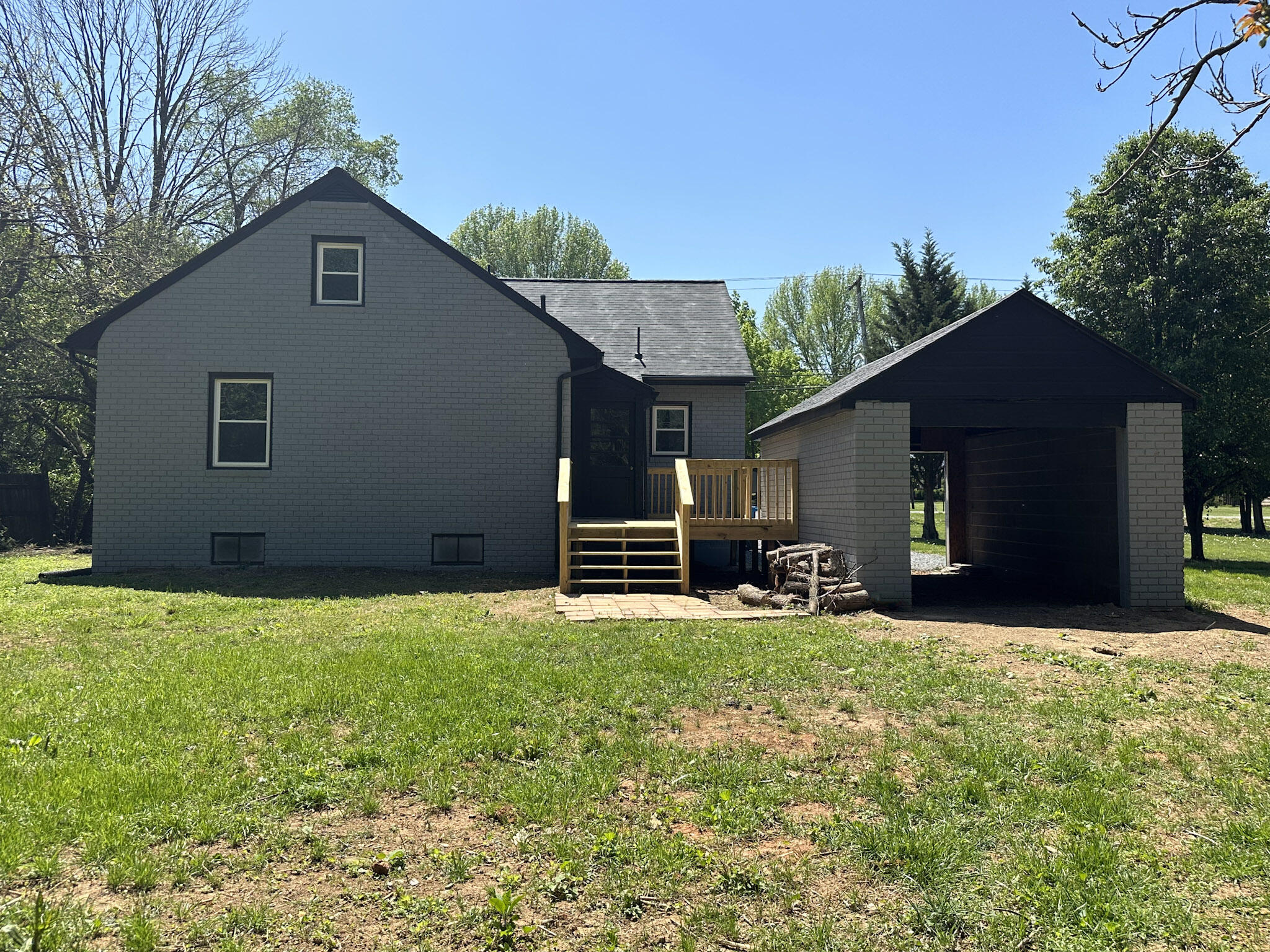 4237 Cove Road Roanoke, VA 24017 - Photo 6 of 39 180A565B-6A10-44EC-9A09-FC19E1F75BB0