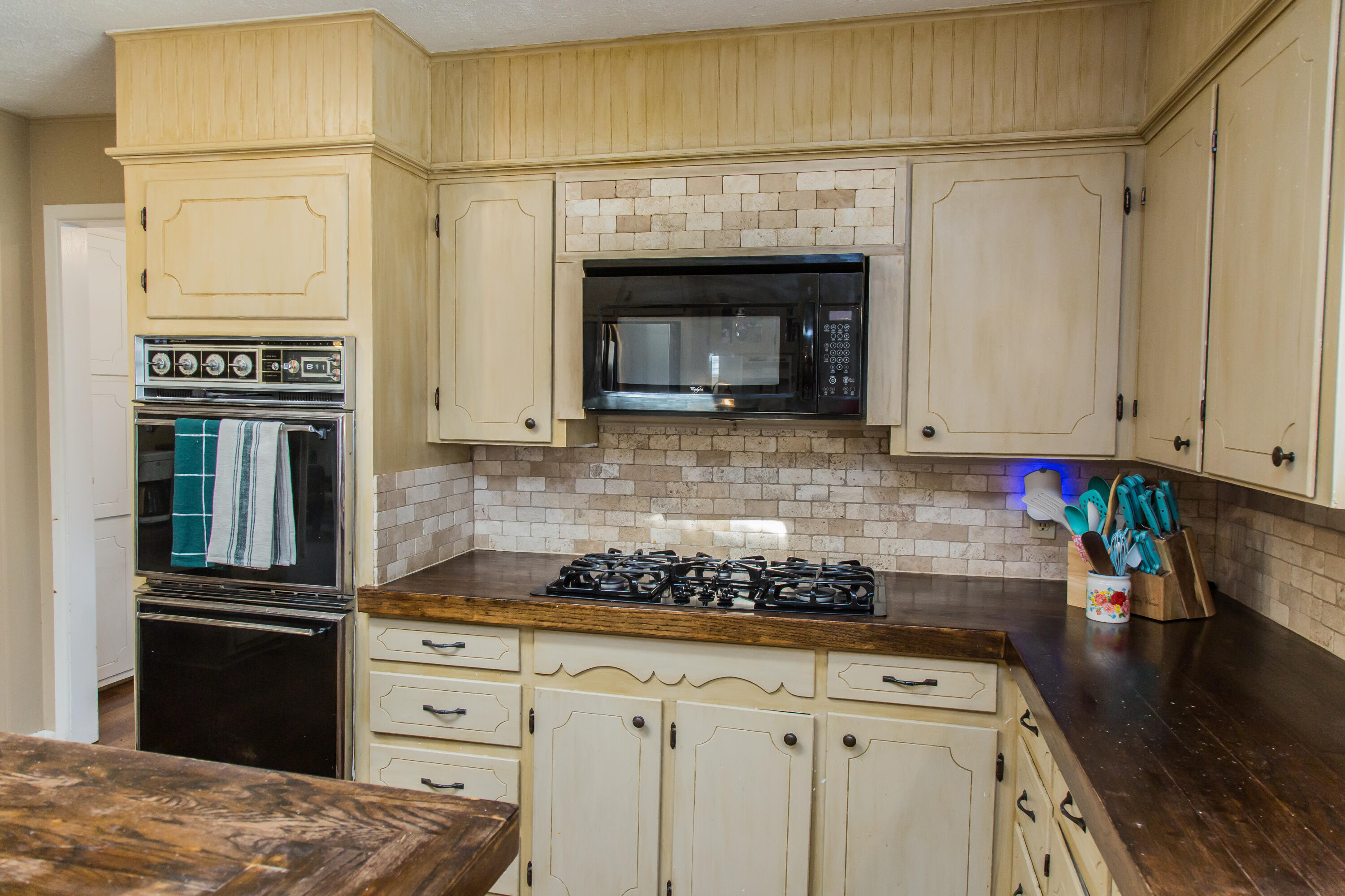 1106 Amarillo Plainview, TX 79072 - Photo 22 of 61 a kitchen with stainless steel appliances a stove a microwave and cabinets