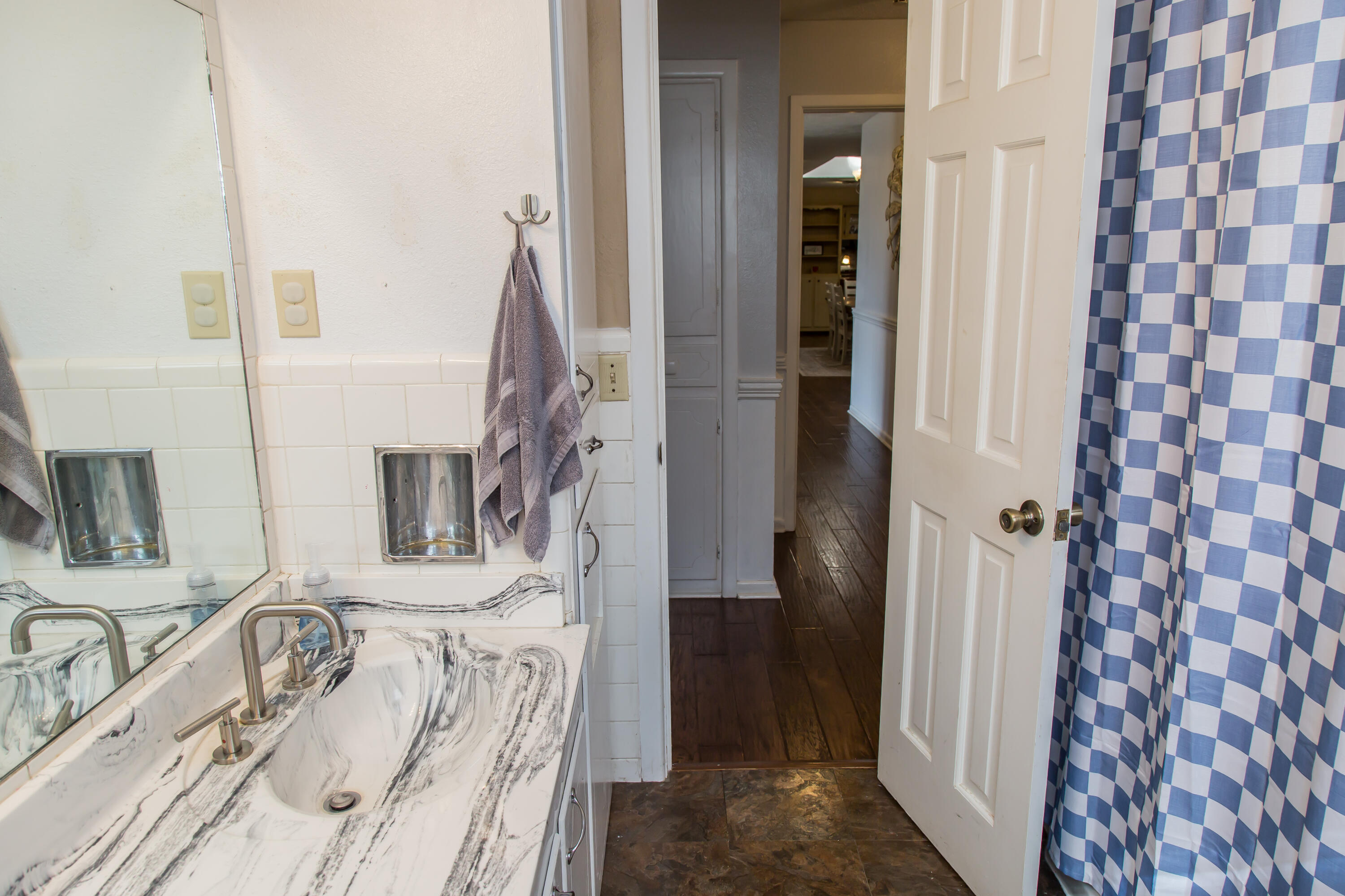 1106 Amarillo Plainview, TX 79072 - Photo 45 of 61 a en suite bathroom with a sink and a mirror
