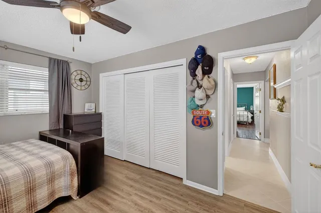 a view of a house with backyard and garden