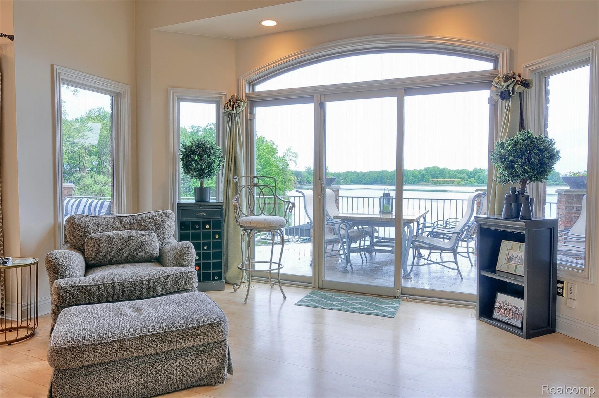 8311 Waumegah Road Clarkston, MI 48348 - Photo 14 of 61 14-Family-Room.jpg