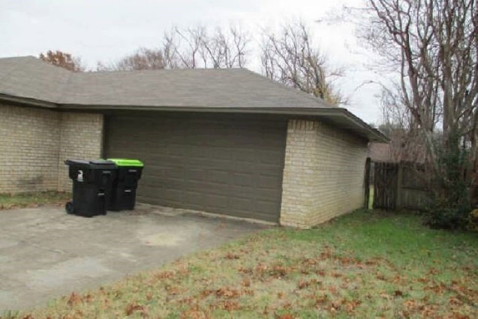 517 South Kirby Street Pilot Point, TX 76258 - Photo 2 of 6 a view of a backyard