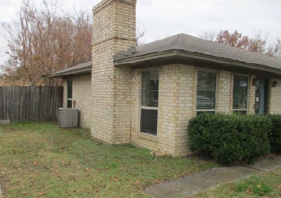 517 South Kirby Street Pilot Point, TX 76258 - Photo 3 of 6 a front view of a house with garden