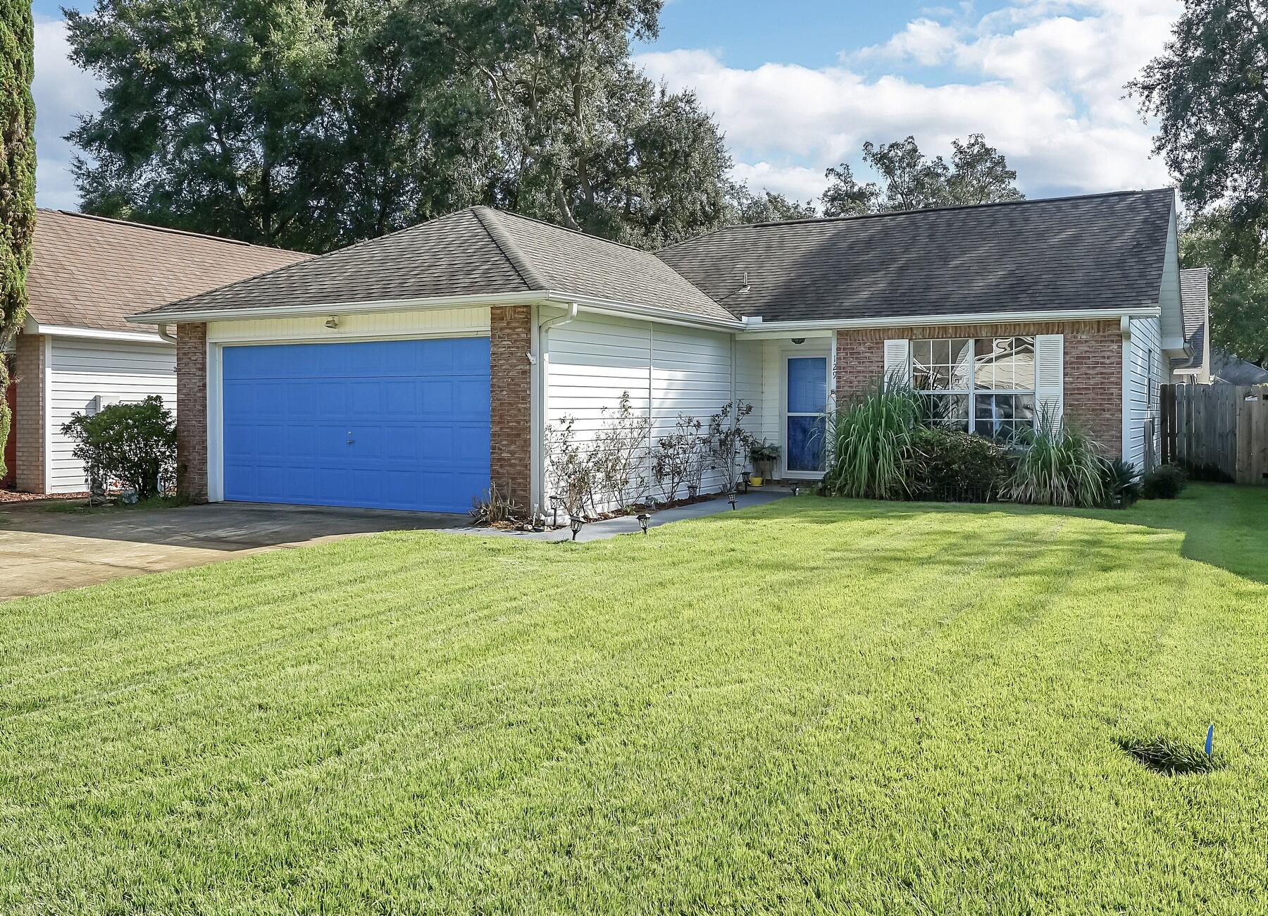129 Wright Circle Niceville, FL 32578 - Photo 33 of 44 a front view of house with yard and green space