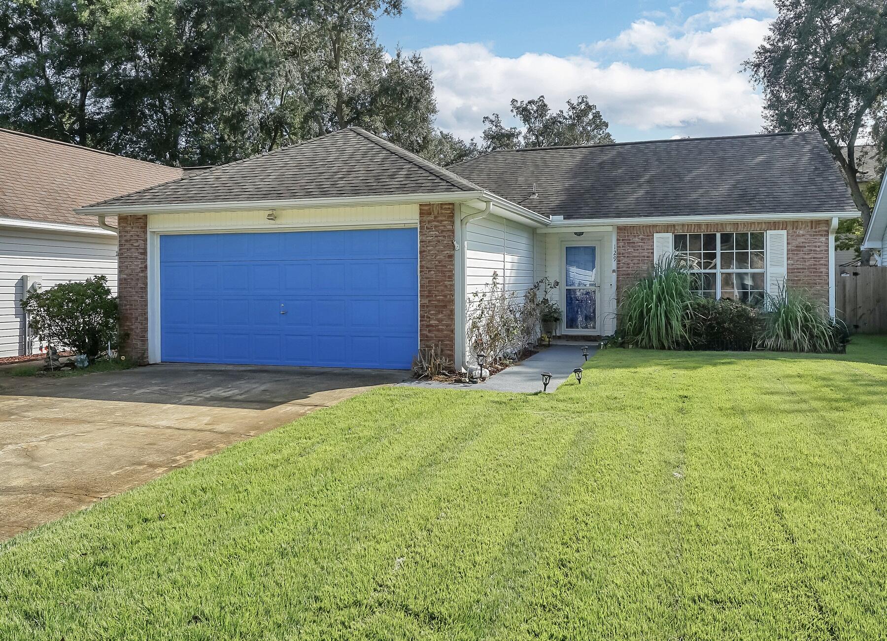 129 Wright Circle Niceville, FL 32578 - Photo 35 of 44 a front view of a house with a yard and garage
