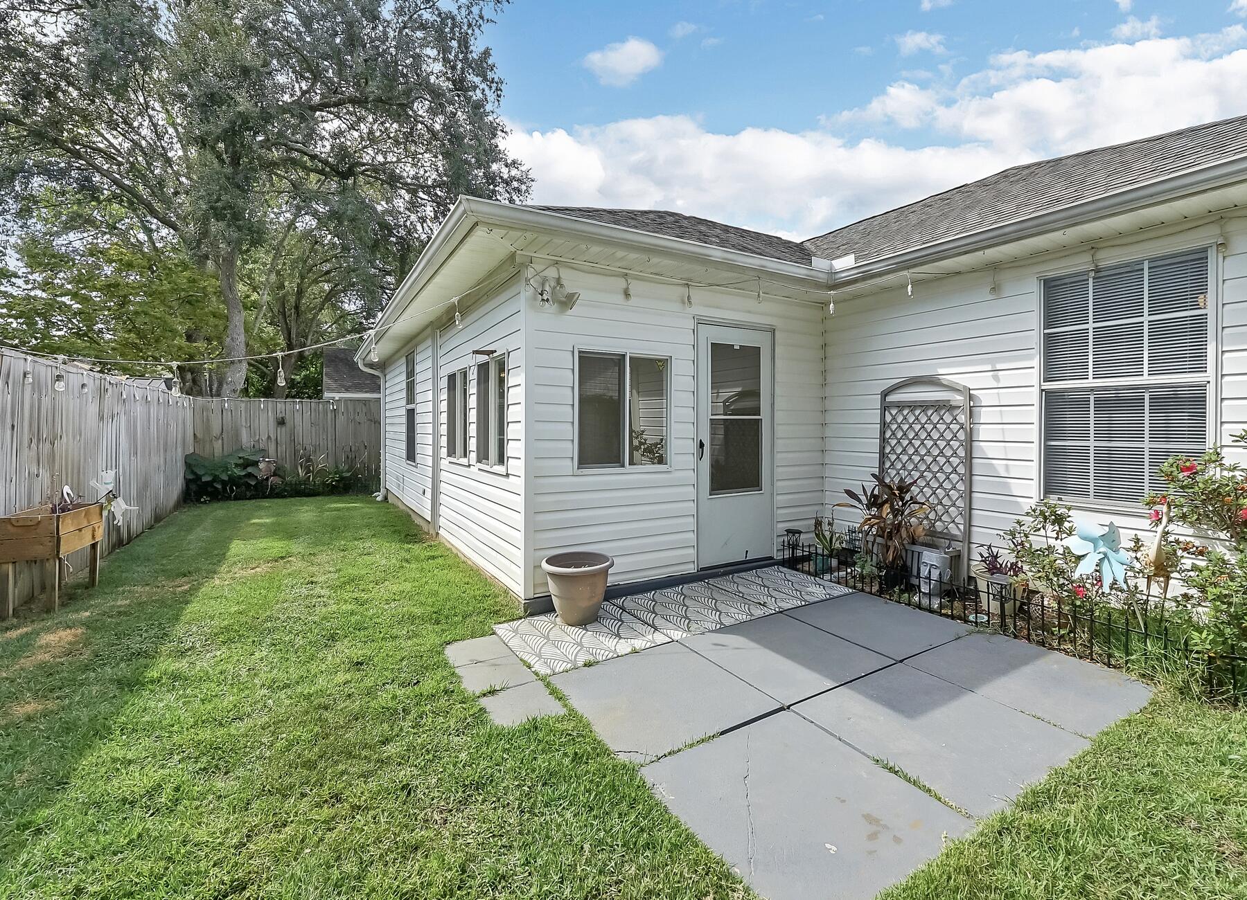 129 Wright Circle Niceville, FL 32578 - Photo 36 of 44 a front view of a house with garden