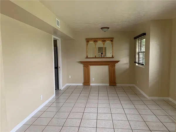 a view of entryway with window