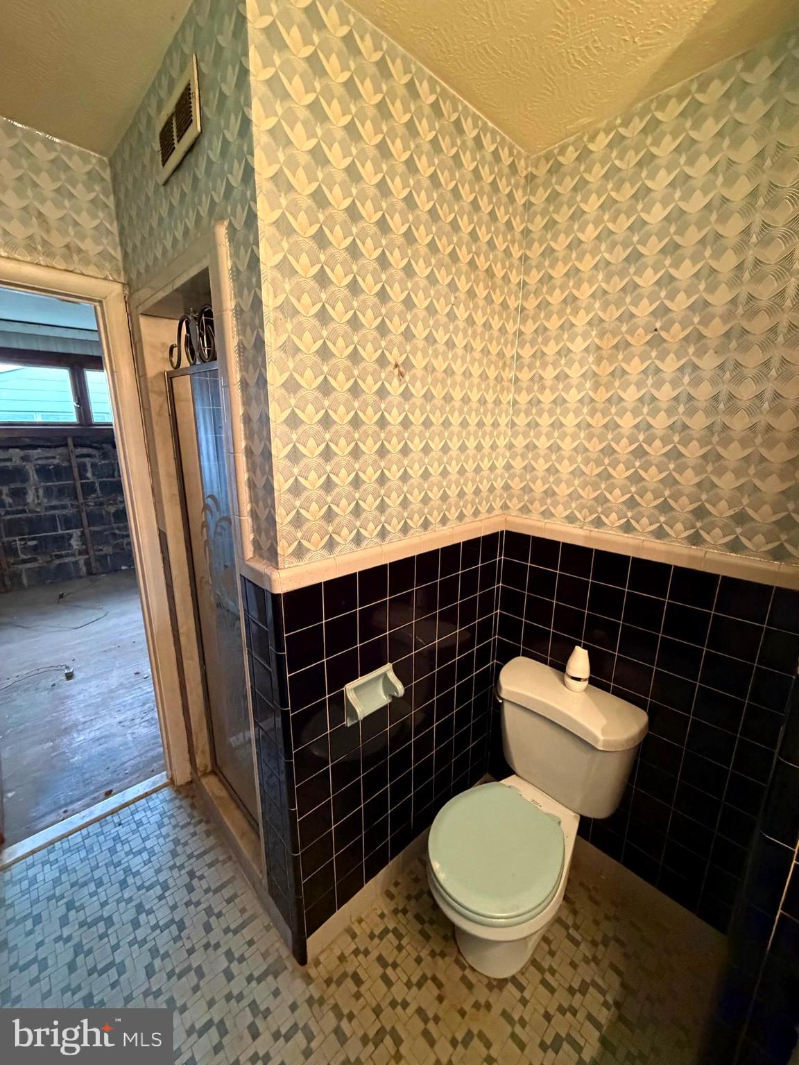 9610 Dedaker Street Philadelphia, PA 19115 - Photo 10 of 22 a bathroom with a toilet a sink and a shower