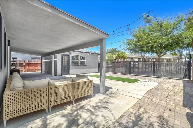 a view of a backyard