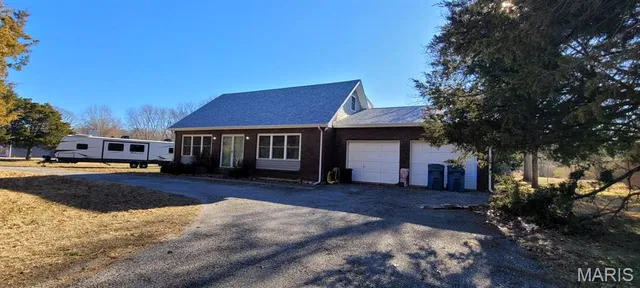 $325,000 | 10854 Lake Road, Highland, IL 62249