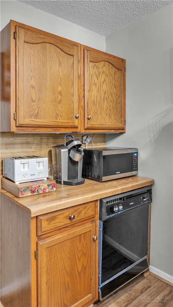 117 Rhododendron Drive Beech Mountain, NC 28604 - Photo 12 of 33 a stove top oven sitting inside of a kitchen