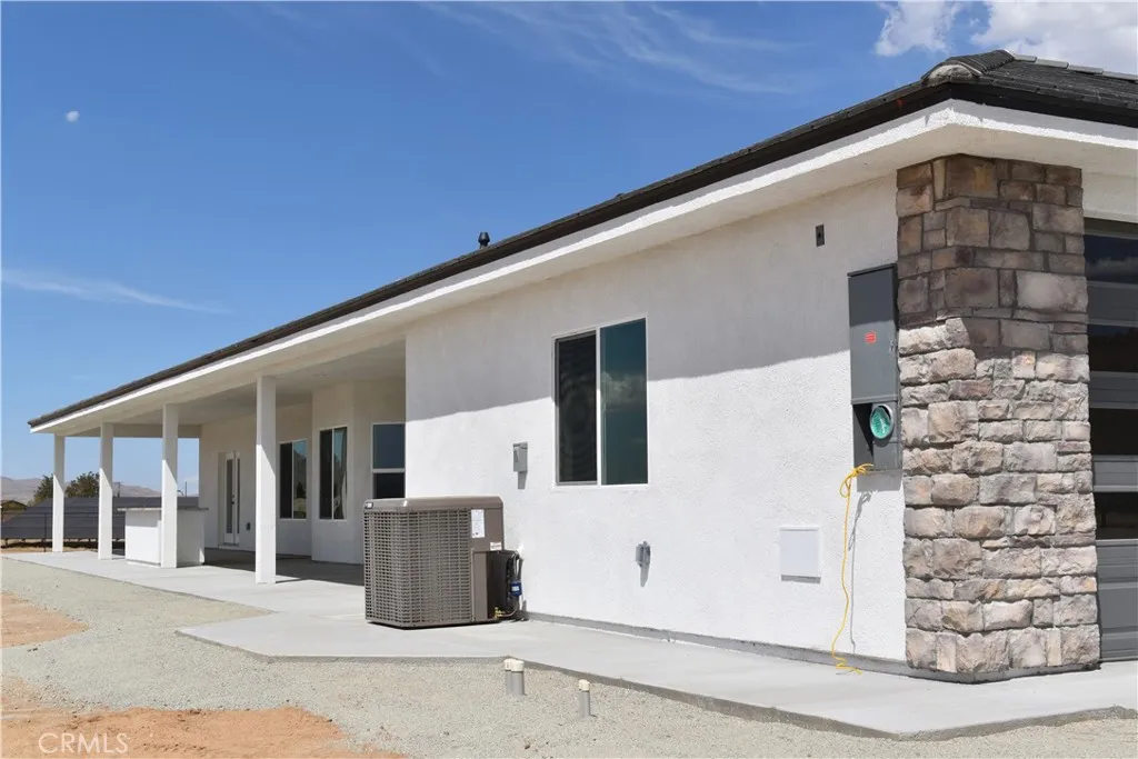 16944 Pauhaska Road Apple Valley, CA 92308 - Photo 2 of 74 a front view of a building