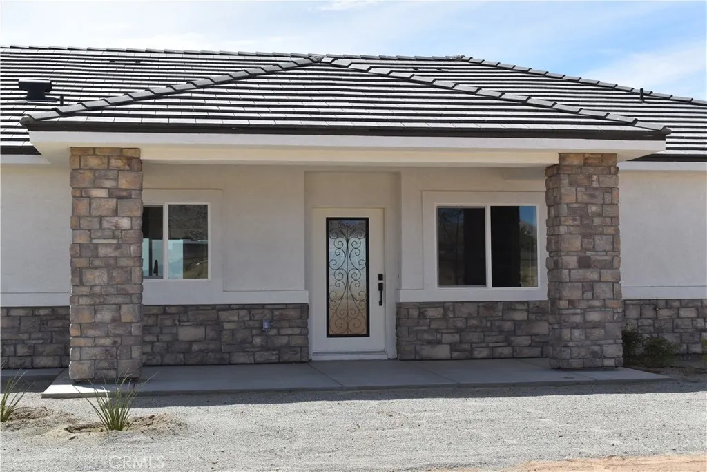 16944 Pauhaska Road Apple Valley, CA 92308 - Photo 48 of 74 a front view of a house