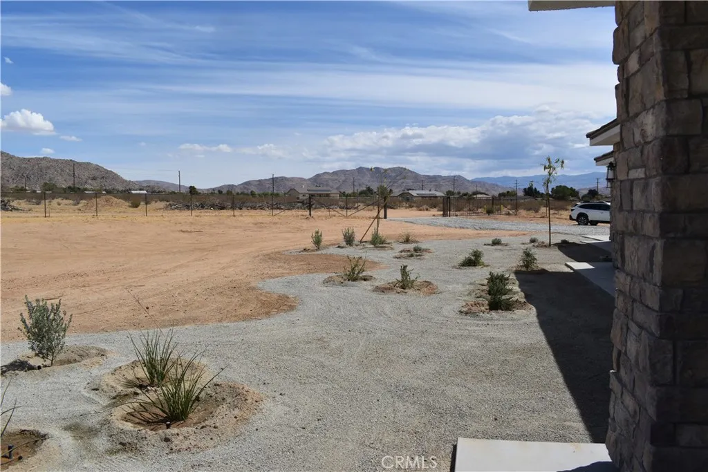 16944 Pauhaska Road Apple Valley, CA 92308 - Photo 5 of 74