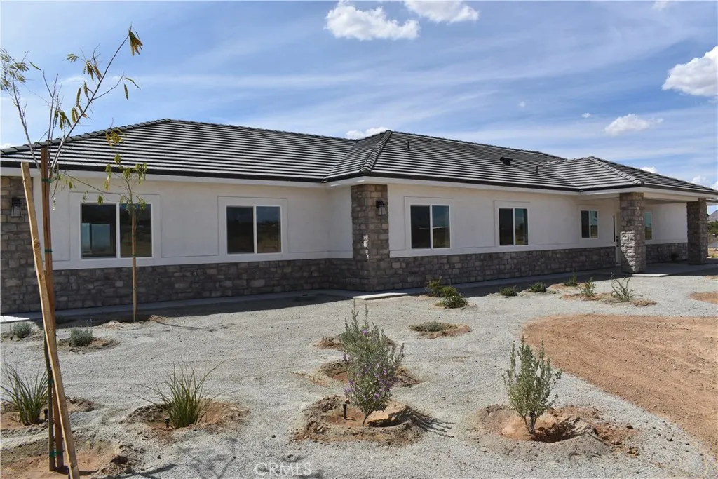 16944 Pauhaska Road Apple Valley, CA 92308 - Photo 7 of 74 a view of a house with a yard