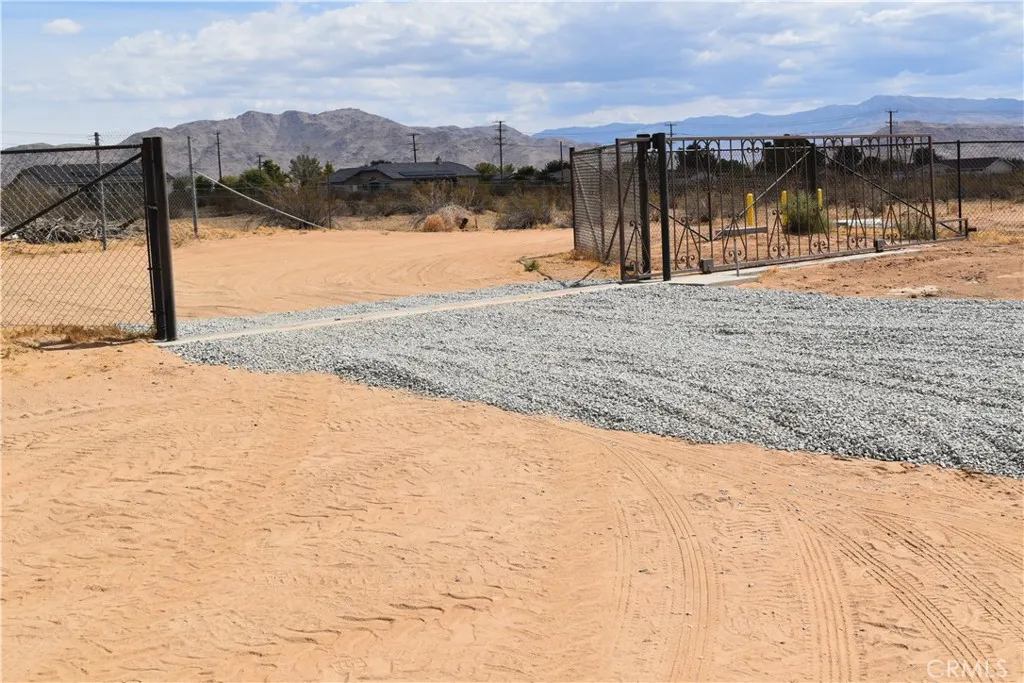 16944 Pauhaska Road Apple Valley, CA 92308 - Photo 8 of 74