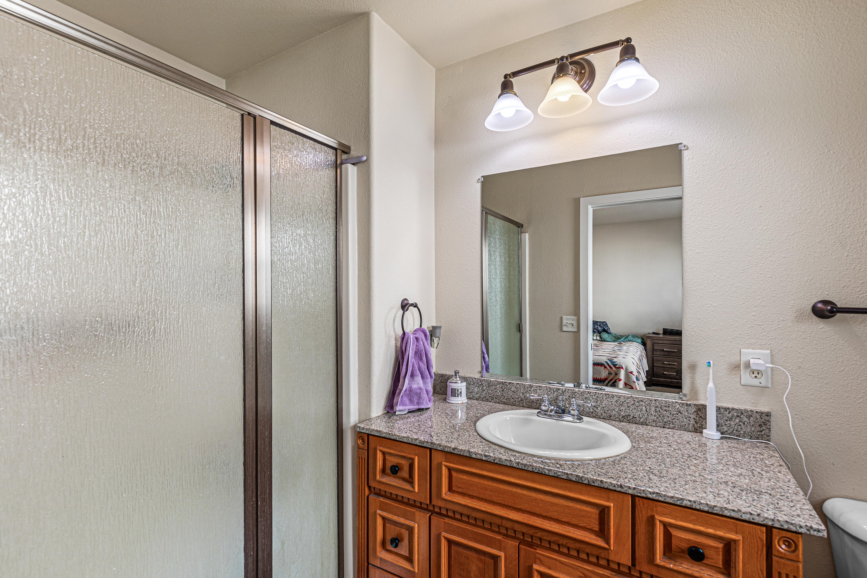 155 Casey Way Central Point, OR 97502 - Photo 14 of 22 14-Primary Bathroom