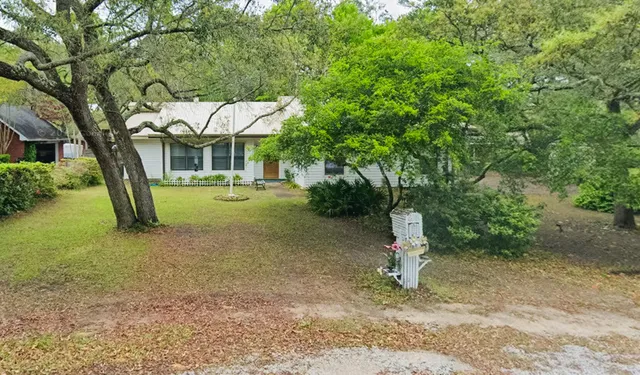 $2,100 | 228 Louisiana Avenue, Valparaiso, FL 32580