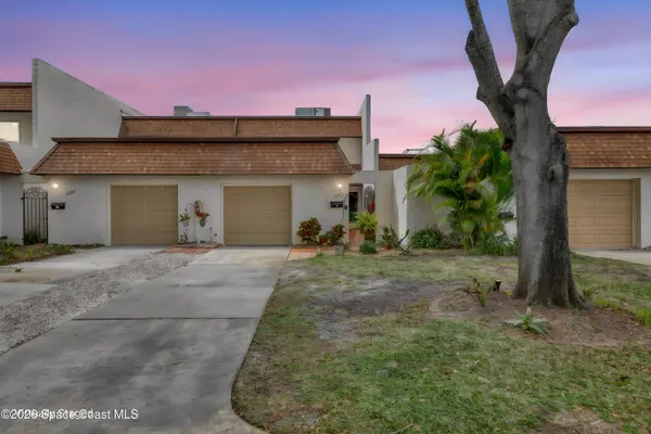 a view of a house with a backyard