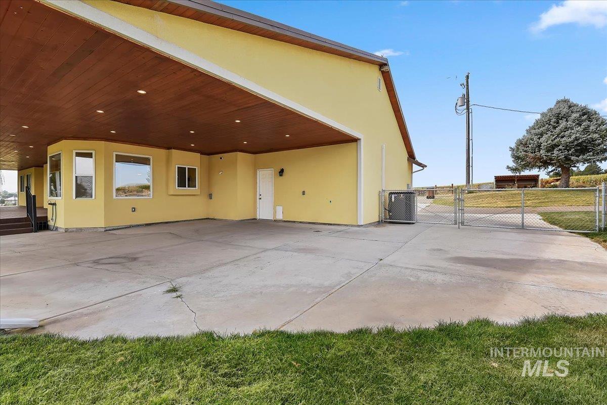 7900 Labor Camp Road Caldwell, ID 83607 - Photo 27 of 45 Vaulted ceiling, plush carpet, and light-toned walls