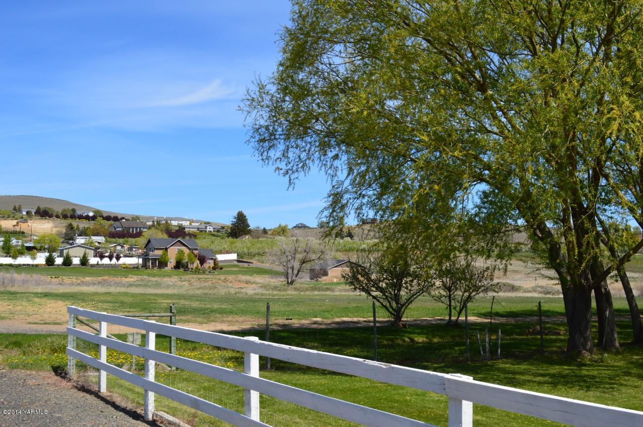 Nna Stone Road Yakima, WA 98908 - Photo 2 of 6 a view of a park with large trees