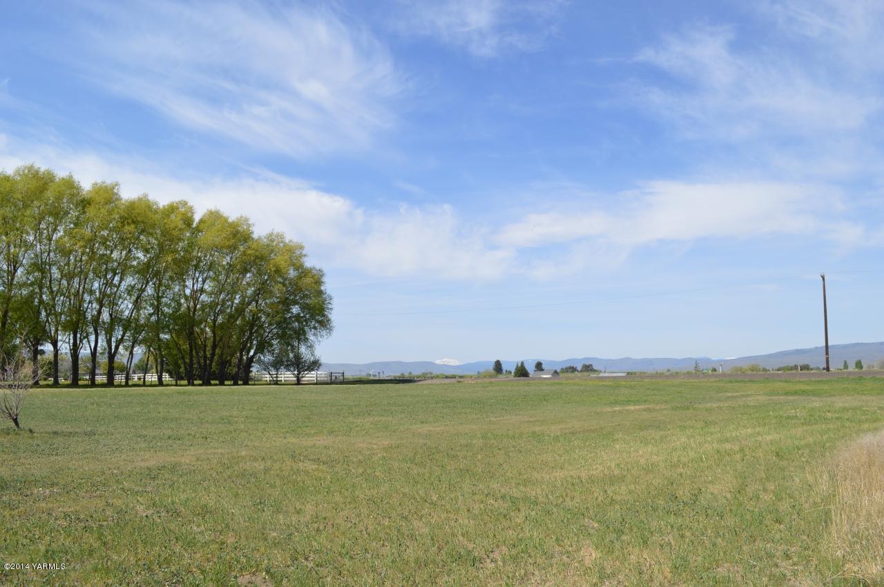 Nna Stone Road Yakima, WA 98908 - Photo 3 of 6 a view of an ocean and beach