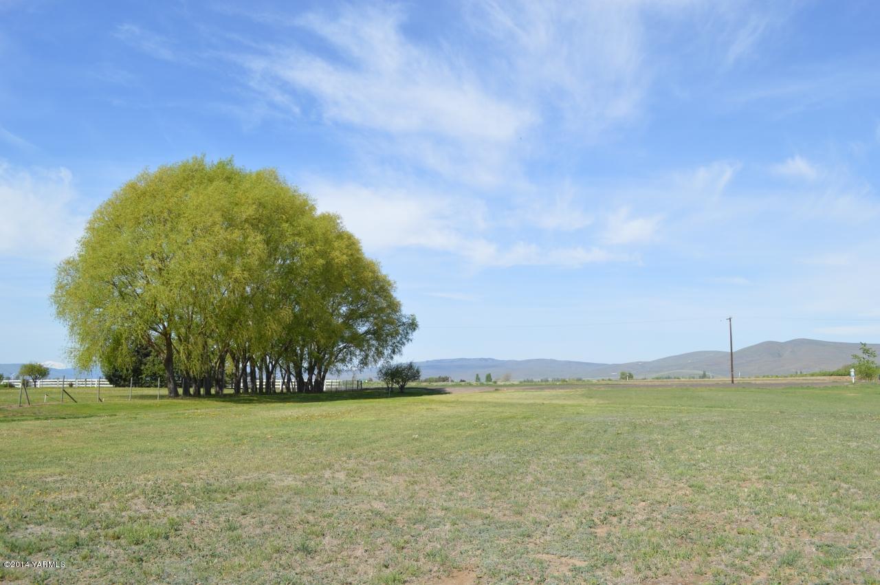 Nna Stone Road Yakima, WA 98908 - Photo 4 of 6 a view of an outdoor space