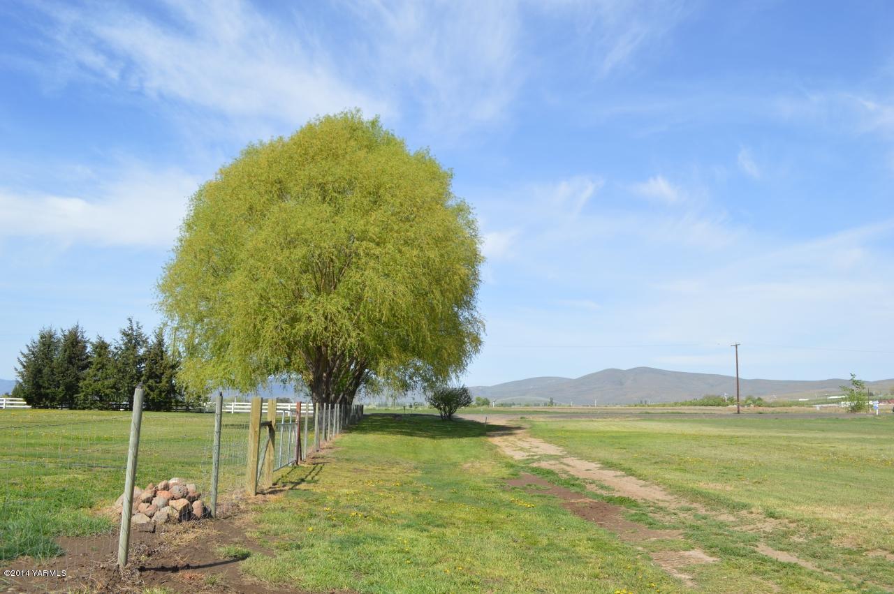 Nna Stone Road Yakima, WA 98908 - Photo 6 of 6 a view of a garden with an ocean