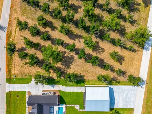 $350,000 | 943 East LANDINGS Drive, Granbury, TX 76049