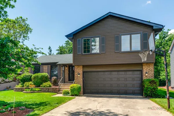 $500,000 | 820 Long Meadow Drive, Schaumburg, IL 60193