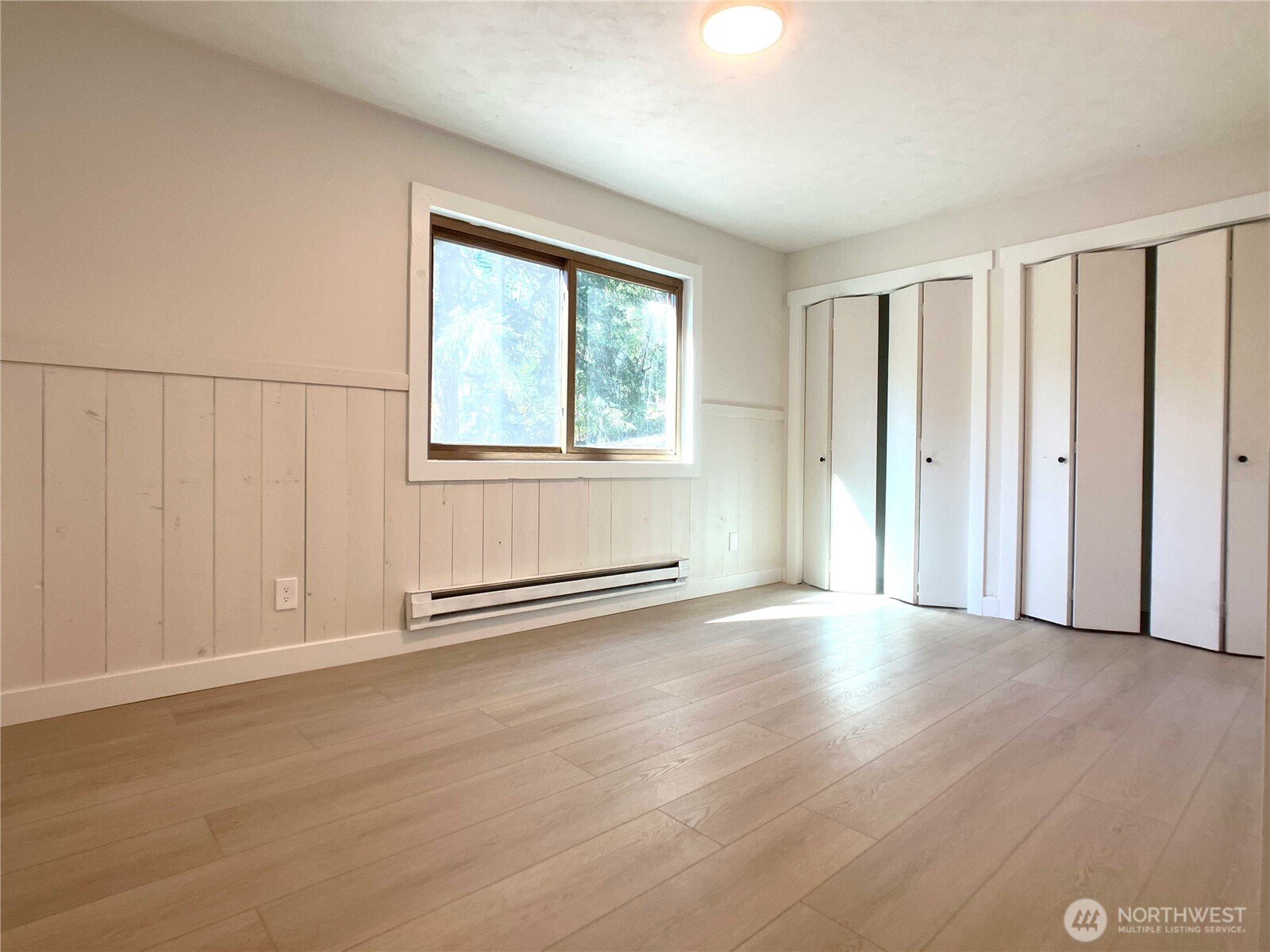 193 Crego Ridge Road Chehalis, WA 98532 - Photo 25 of 31 an empty room with wooden floor and windows