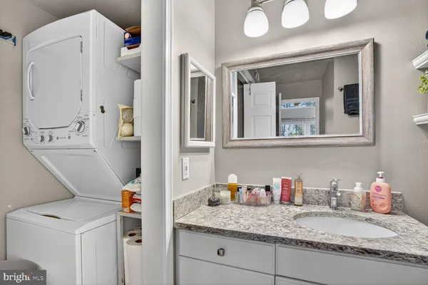 $2,100 | 3307 Wyndham Circle, Unit 4165, Alexandria, VA 22302