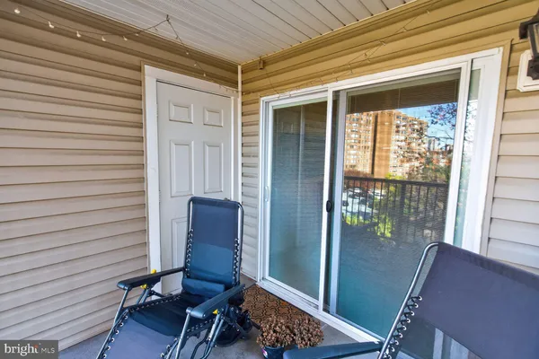 $2,100 | 3307 Wyndham Circle, Unit 4165, Alexandria, VA 22302