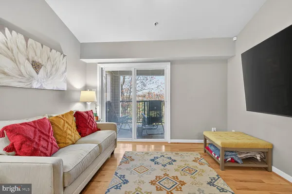 $2,100 | 3307 Wyndham Circle, Unit 4165, Alexandria, VA 22302
