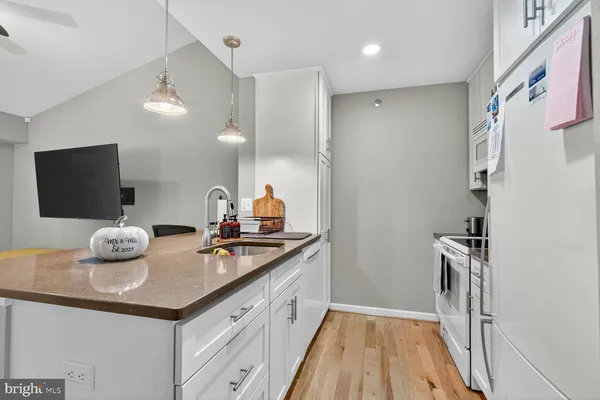 $2,100 | 3307 Wyndham Circle, Unit 4165, Alexandria, VA 22302